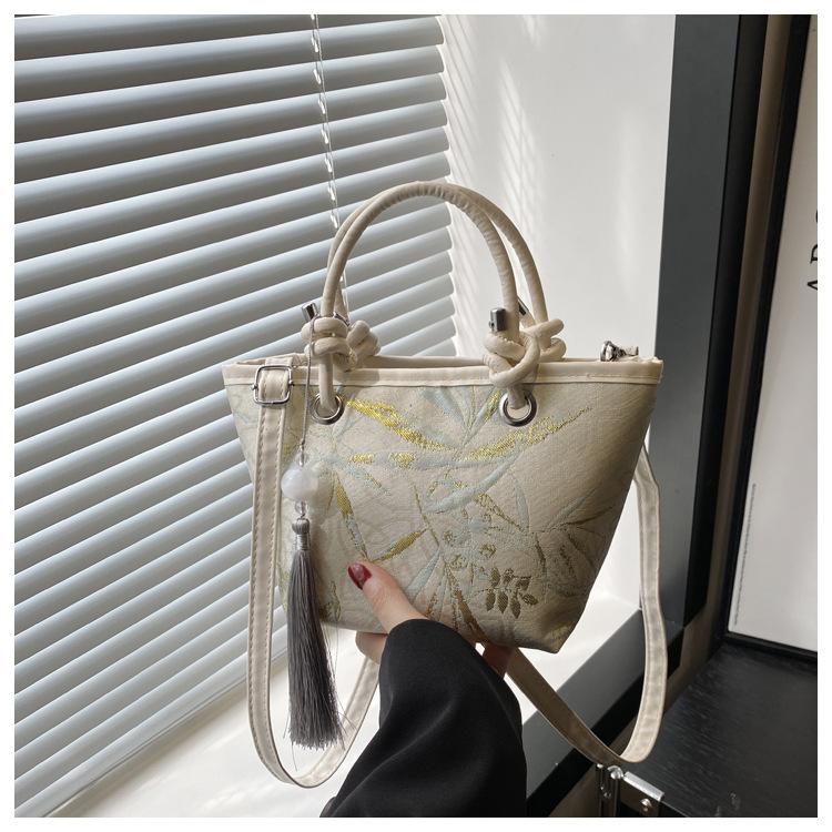 

2025 new high-end women s bags, fashion handbags, shoulder bags, lightweight tote bags, messenger bags, all-match. Without pendant белый