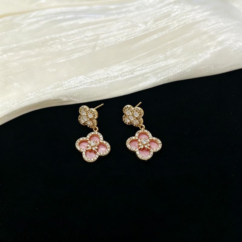 French Elegant Pink Mother-of-Pearl Clover Stud Earrings - Versatile, Sweet, and Luxurious Design