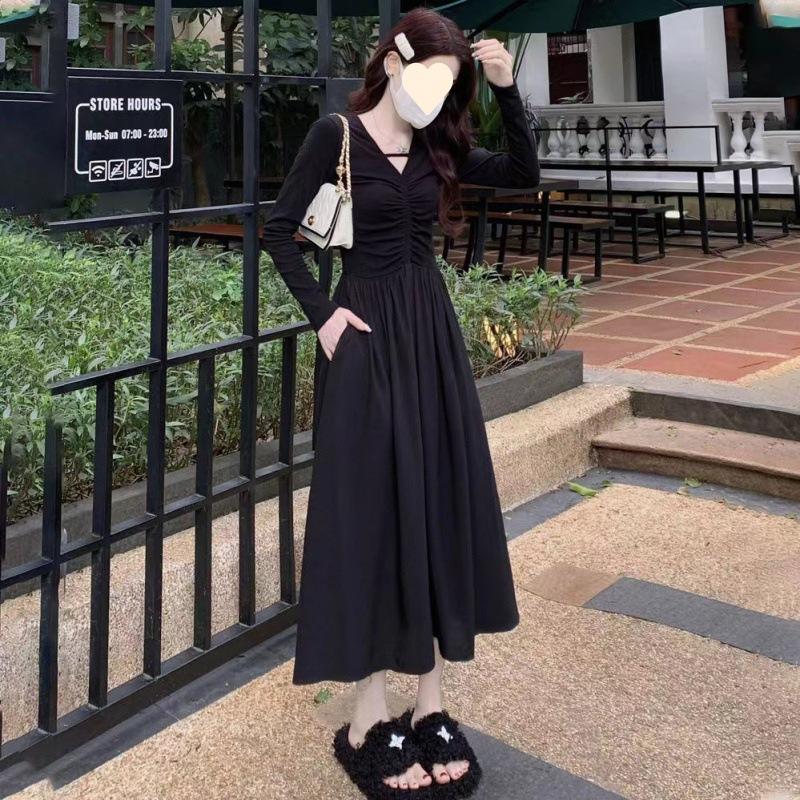 Autumn new niche design sense retro V-neck temperament thin waist small black dress dress