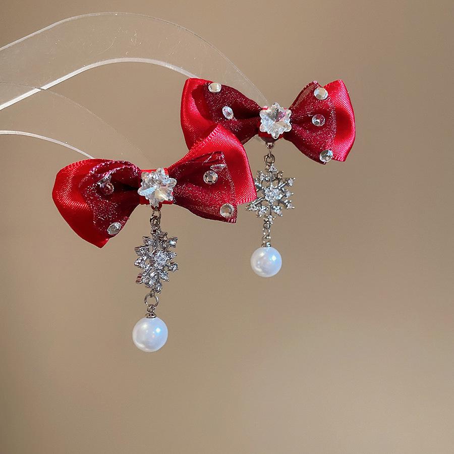 Комплект: Колье и серьги с хрустальными снежинками, жемчугом и бантом