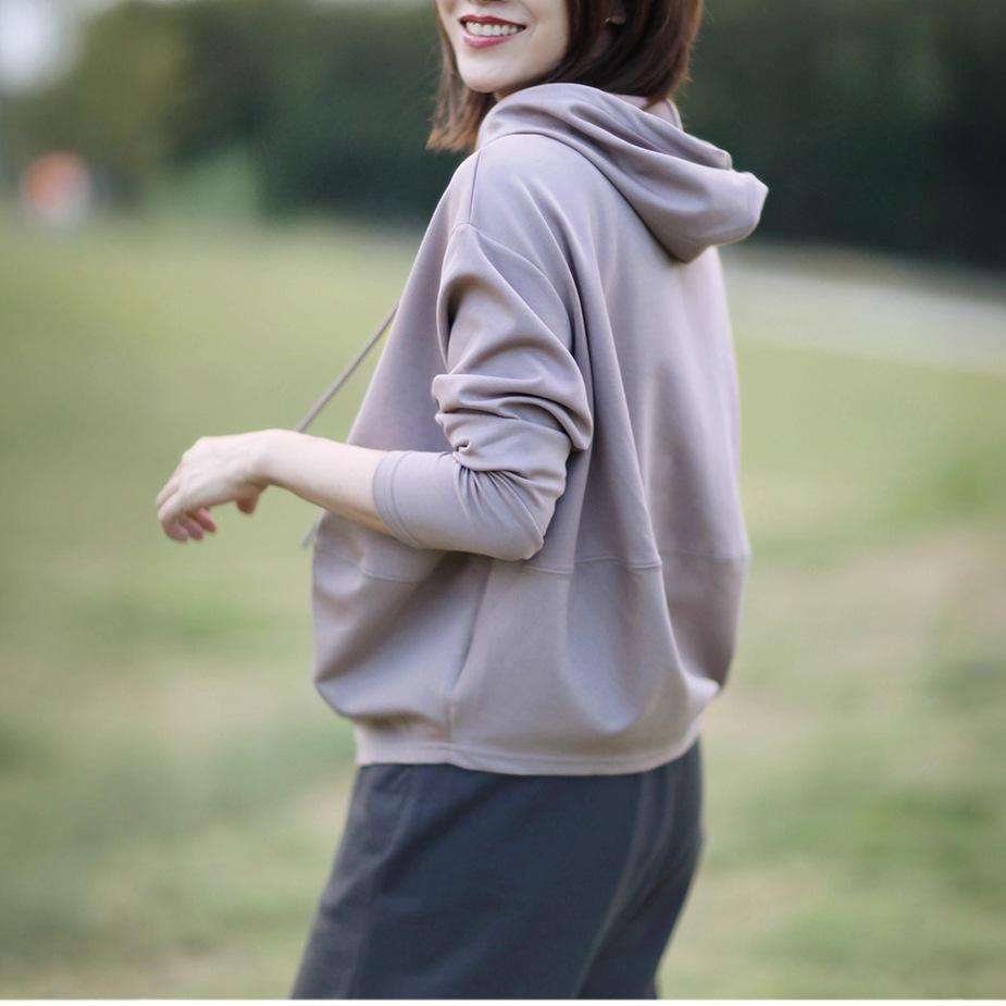 Women's Versatile Hooded Slimming Sweatshirt - Flattering, Casual Long-Sleeve Top for Spring and Autumn