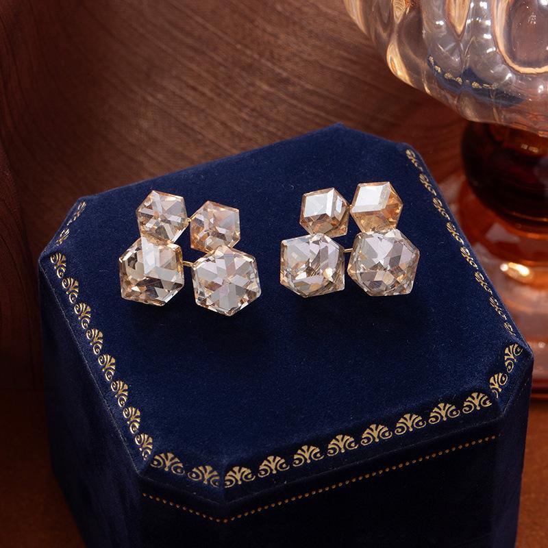 

Flash Blue Square Diamond Stud Earrings, Female Sweet Temperament, Advanced Sense, Colored Sugar Cube Earrings, Niche Versatile Earrings.