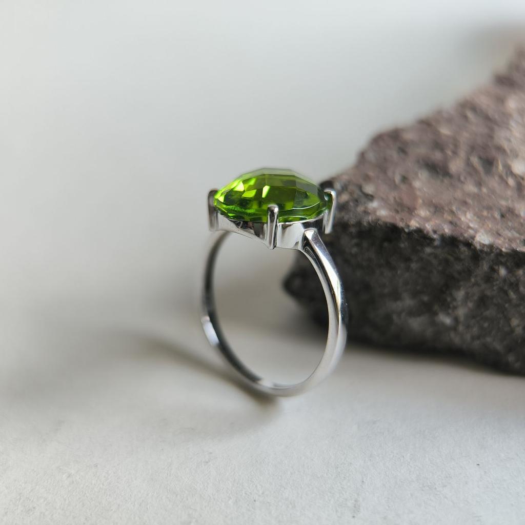 Серебряное кольцо с хризолітом, вес изделия 2,43 гр (60002174)