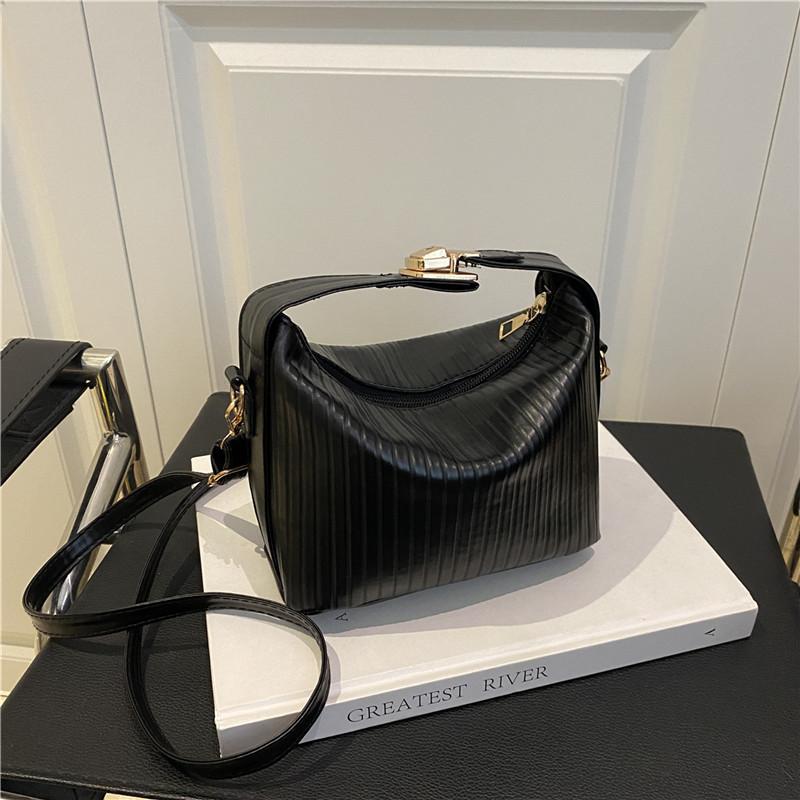 This Year's Popular Fashion Korean Version Handbag 2025 Spring New Versatile Ins Messenger Bag Casual Bag Women's Bag Tide