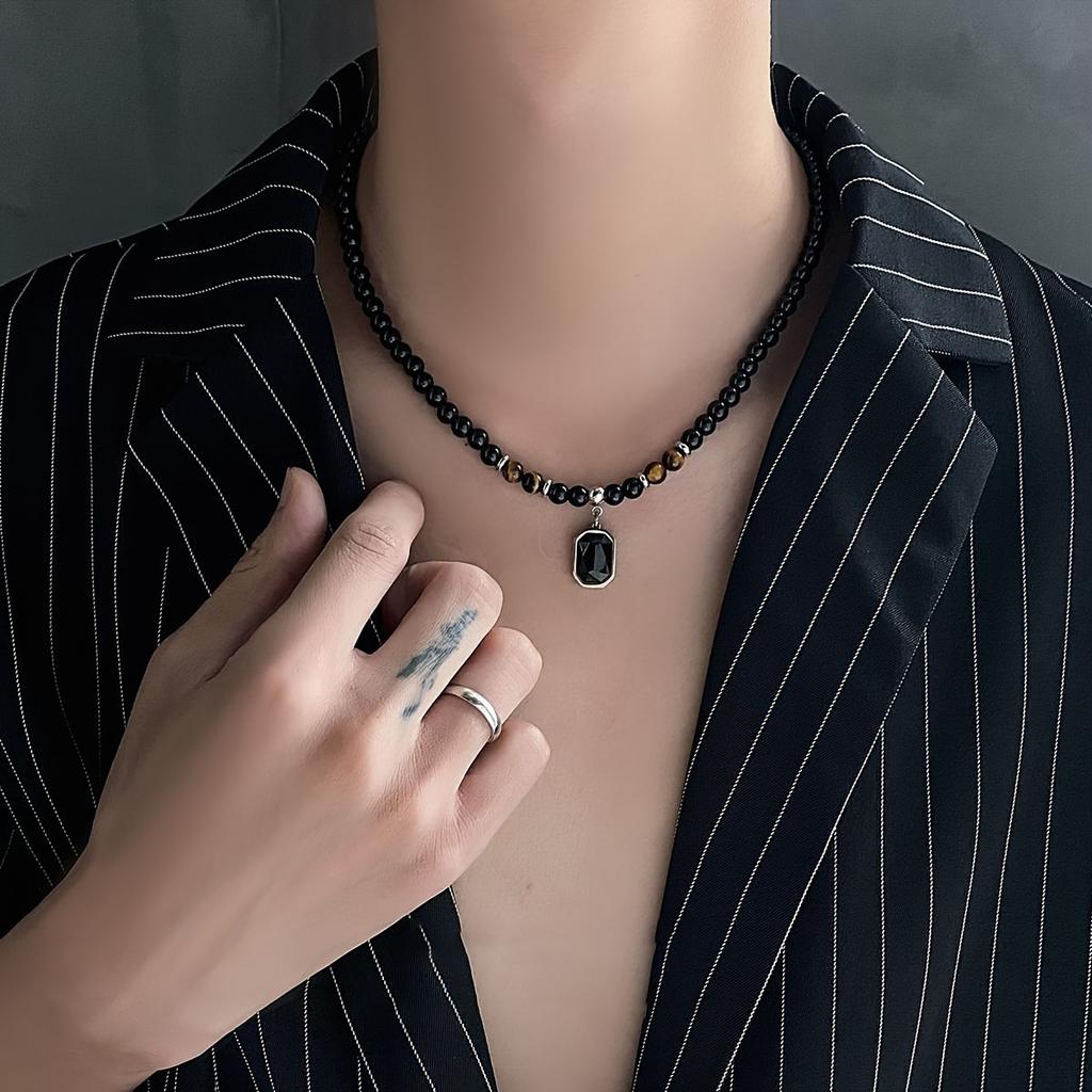 Černý přívěsek, Módní pánský korálkový design, Perfektní doplněk, Vhodný pro formální i neformální příležitosti, Trendy a všestranný šperk.