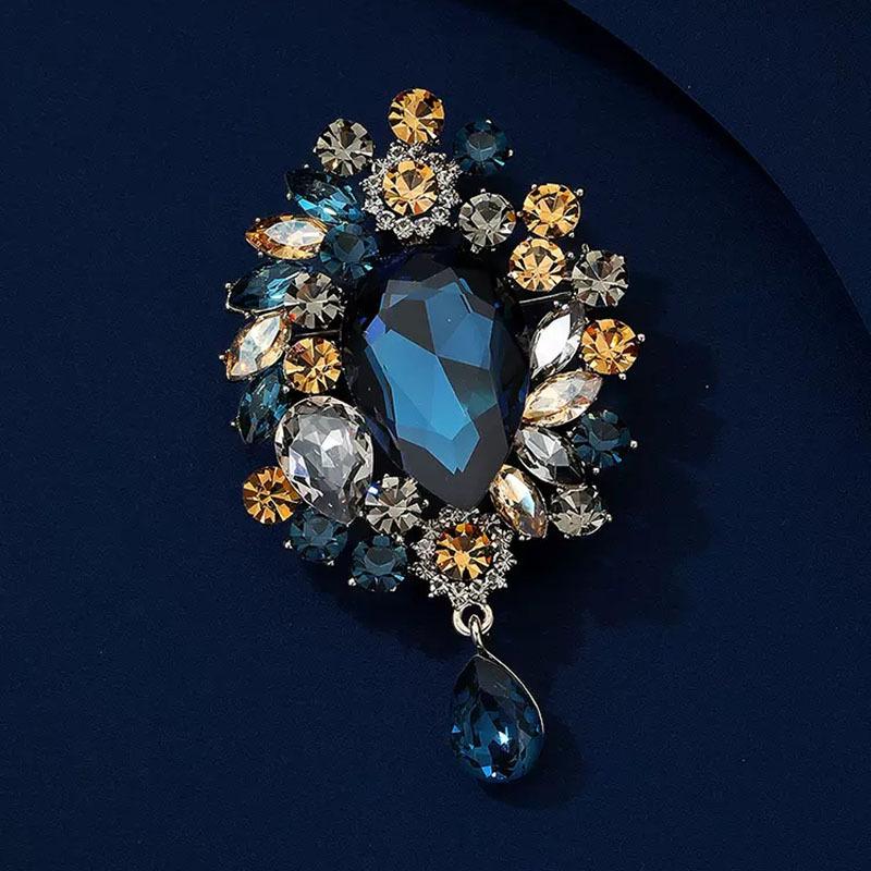 High-End Retro Crystal Flower Brooch: Versatile, Fashionable, and Exquisite Women's Accessory.