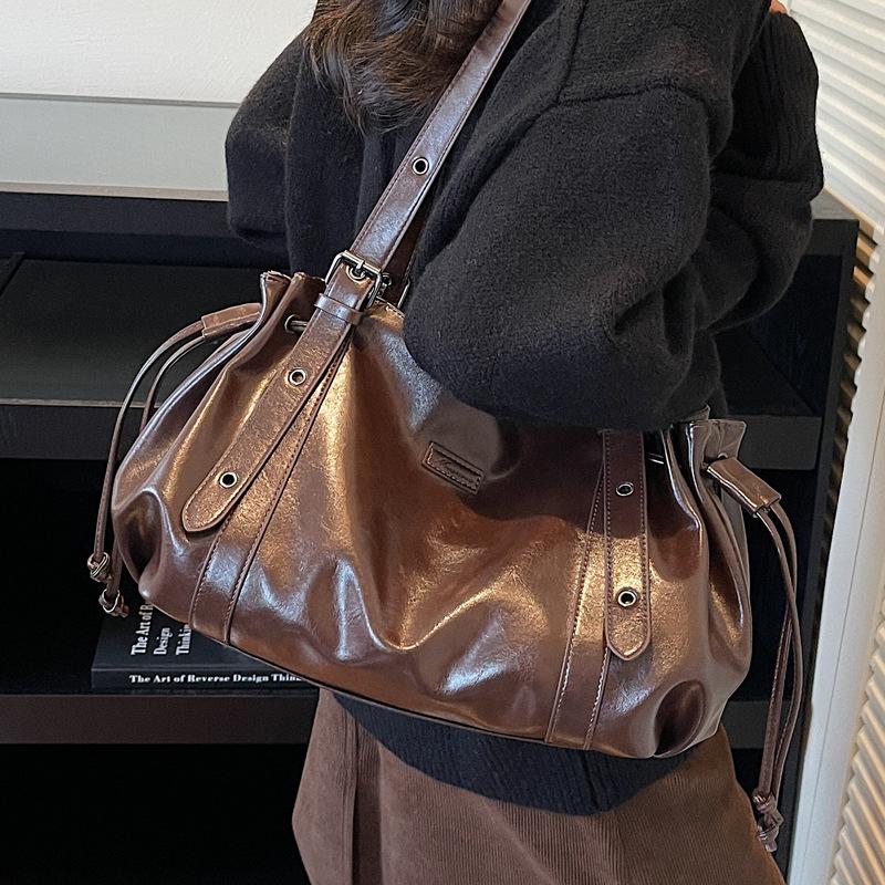 This year's popular bag women's large-capacity 2025 new autumn and winter retro versatile shoulder bag student class tote bag
