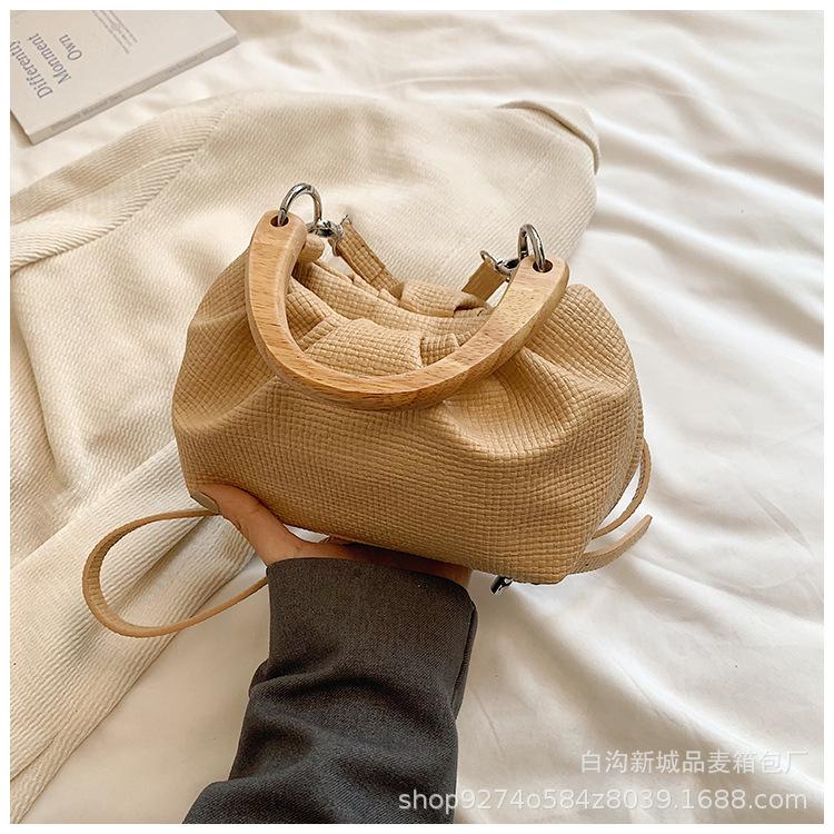 

Waffle Portable Bucket Bag Women s 2025 New Korean Version Pleated Cloud Bag Foreign Commuter Crossbody Bag хаки