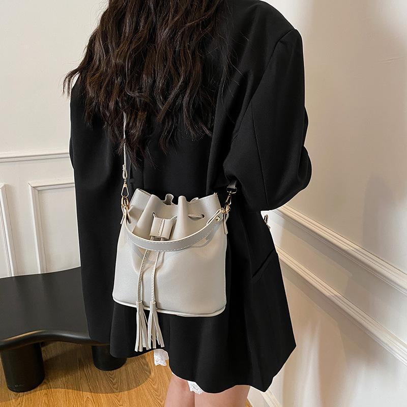 Women's Bag 2025 Fringed New Pumping Bucket Shoulder Bag Solid Color PU Casual Women's Bag Ins Small Bag Manufacturer Wholesale