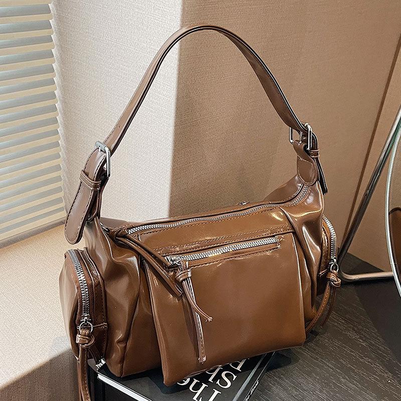 Autumn and winter trend locomotive style multi-pocket underarm bag women's commuter fashion PU soft leather solid color messenger bag