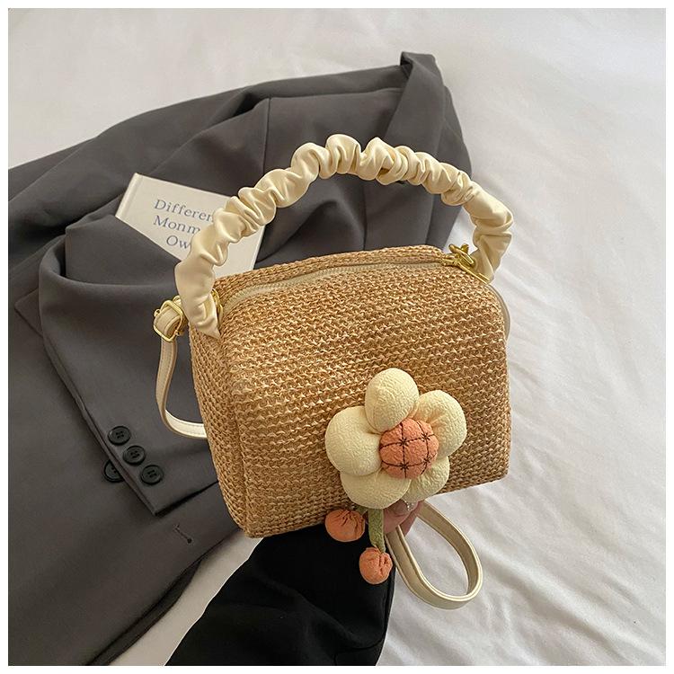Summer Niche Design Woven Underarm Bag Women's Bag 2025 New Fashion Hand-woven Straw Versatile Shoulder Messenger Bag