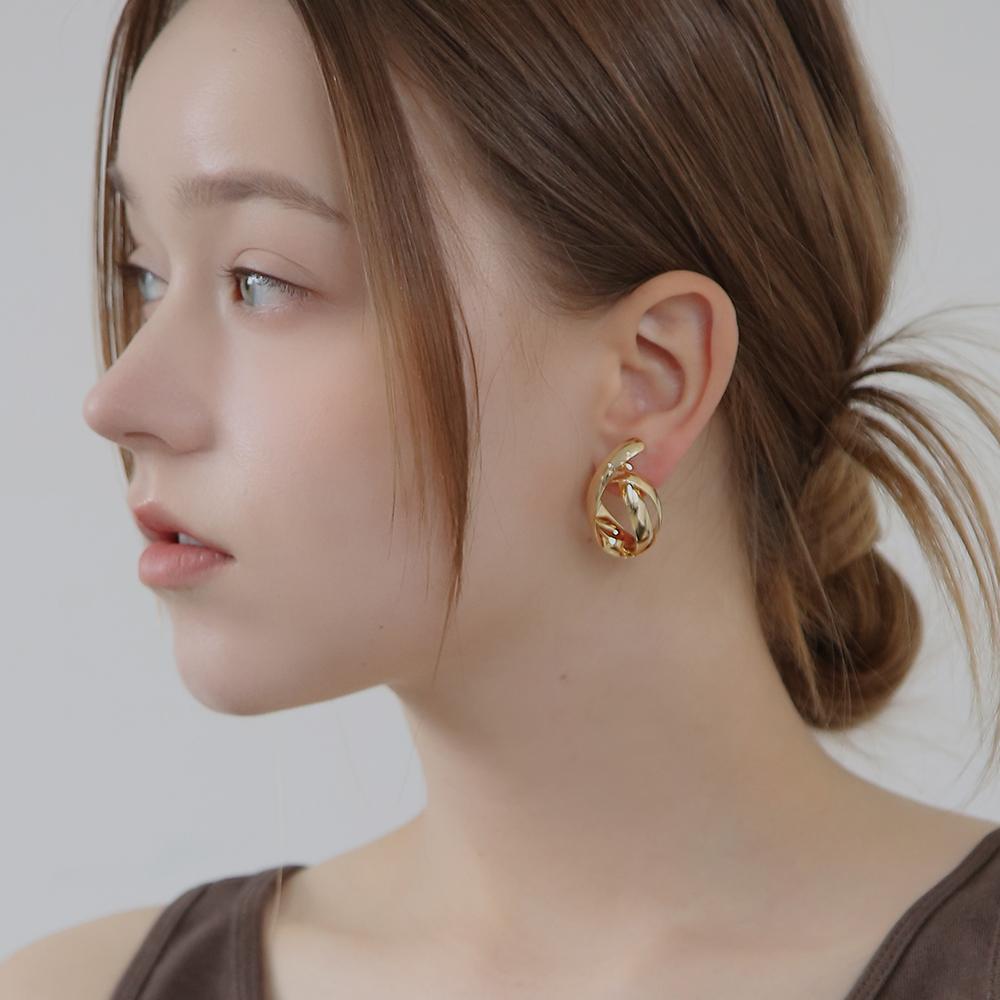 Dieuamour Twissel Bold Earrings