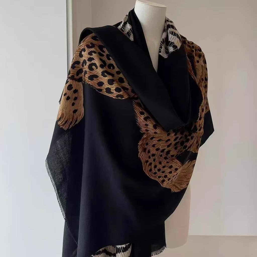 Vintage Leopard Print Scarf for Women Old Money Style Lightweight Summer Shawl Luxury Fashion Neck Scarf Gift