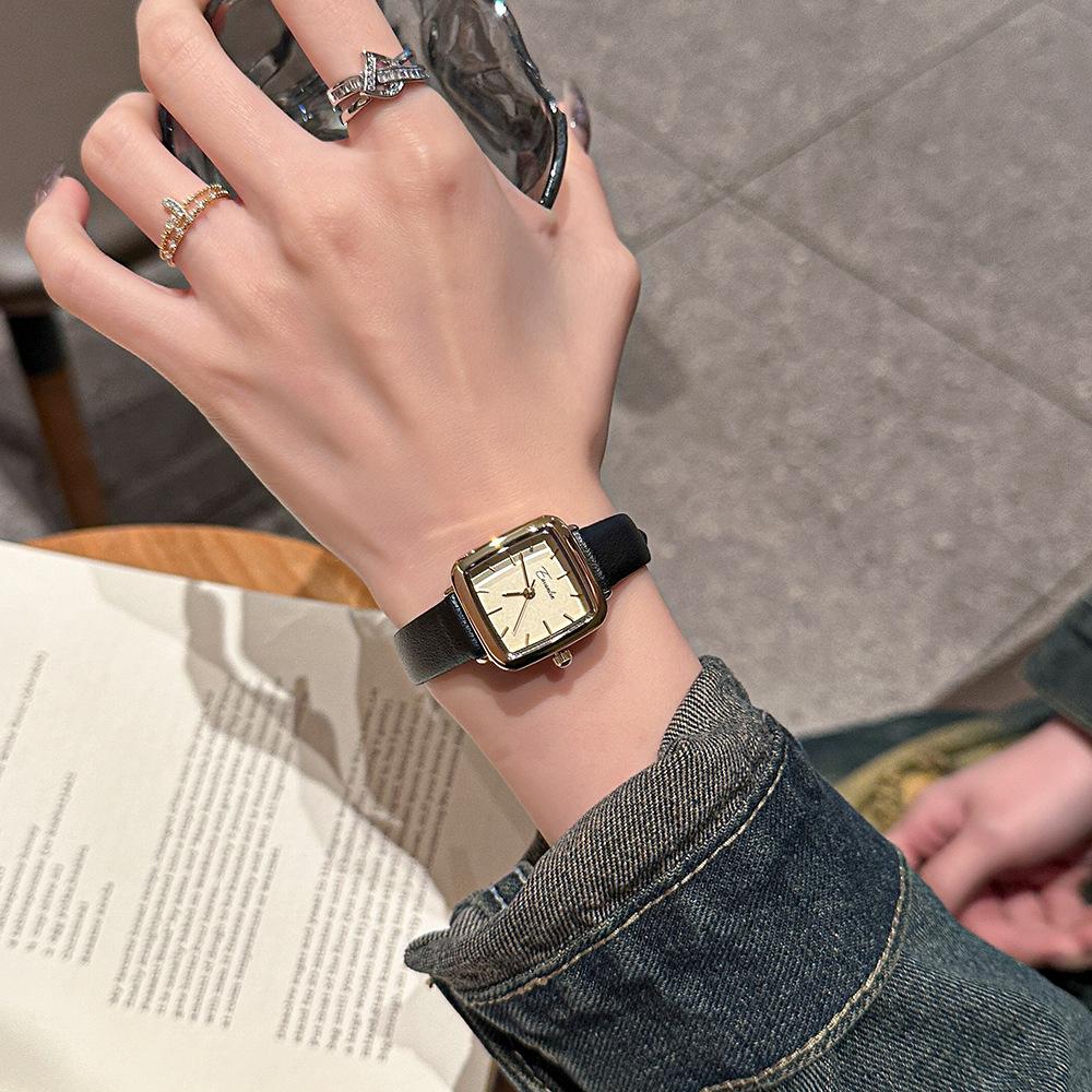 New Classic Ladies Small Square Watch Light Luxury Simple Belt Watch Daily Commuting Temperament Quartz Watch for Women