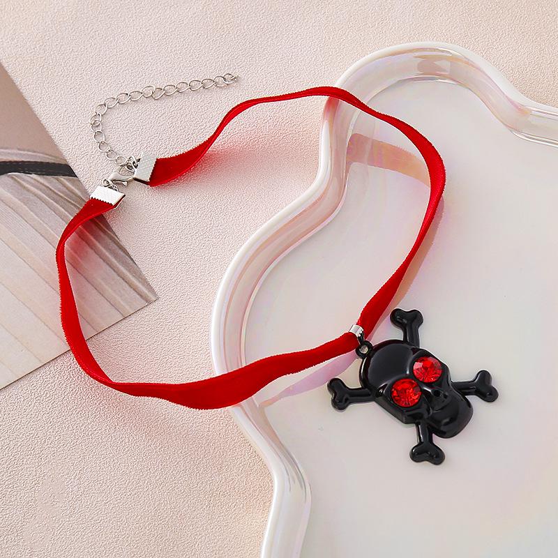 

Женское ожерелье с подвеской в виде черепа с бриллиантовыми красными глазами для розыгрышей на Хэллоуин