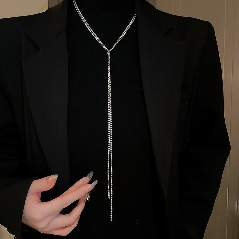 French Casual Wind Titanium Steel Triangle Necklace Light Luxury High Sense Simple Sweater Chain Trend Item Decoration Niche