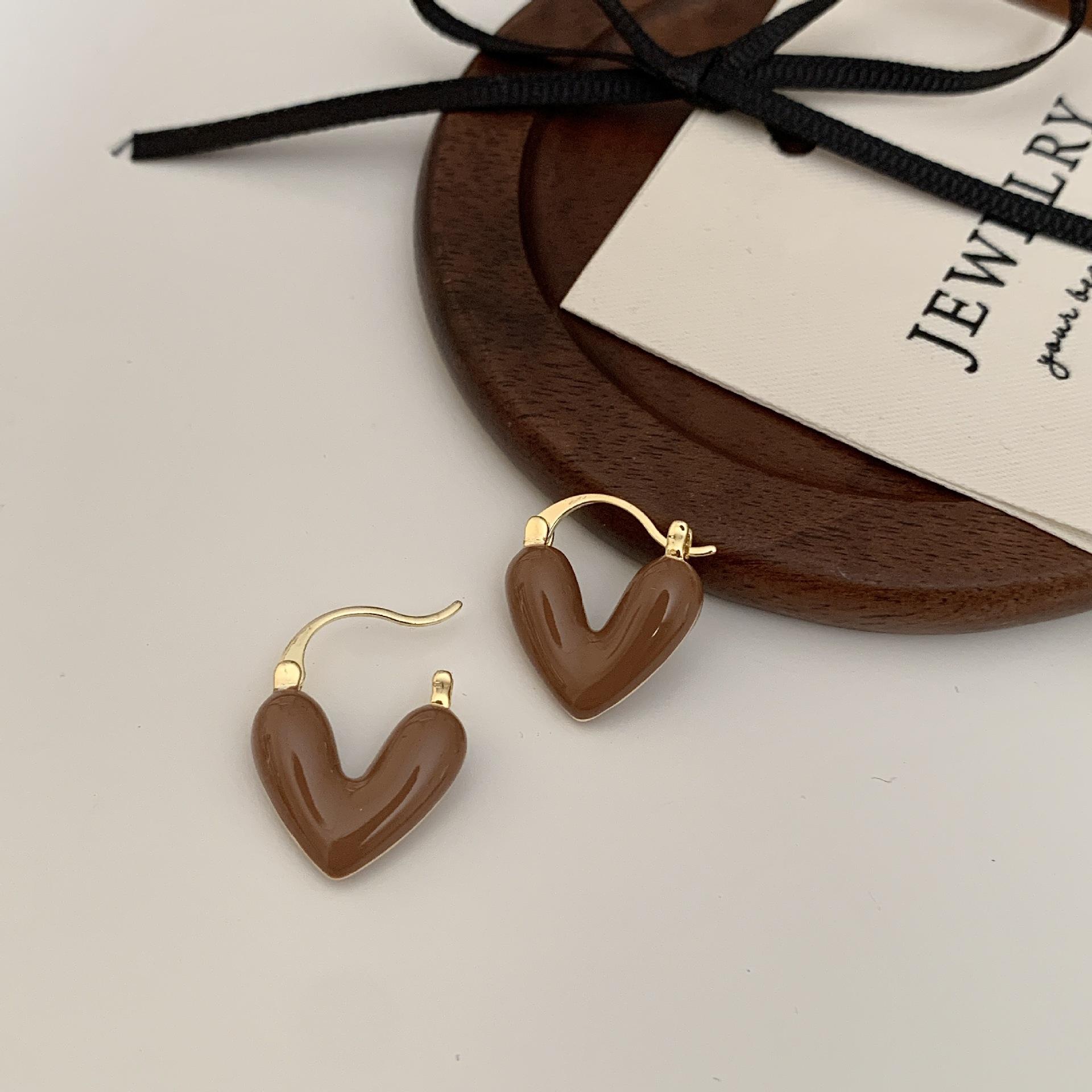 

French retro love earrings women s new popular high-end earrings niche design light luxury temperament ear buckles темно-коричневого