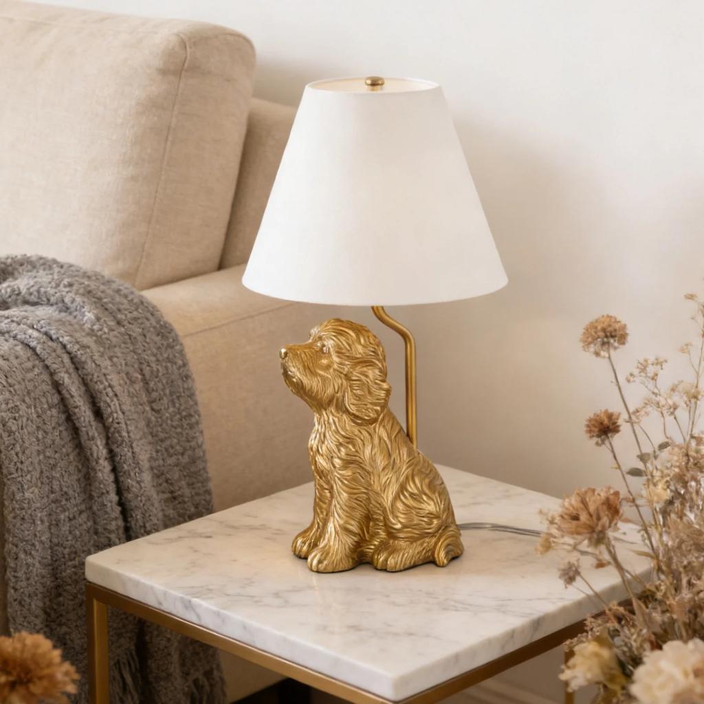 Heimdekoration Serie: Hundeförmige Tischlampe mit goldlackiertem Schirm und konischem Leinen-Schirm