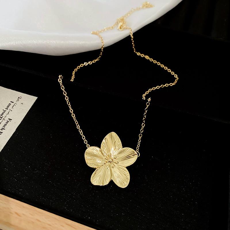 Metal Flower Clavicle Necklace Fashion Temperament Flower Neck Necklace
