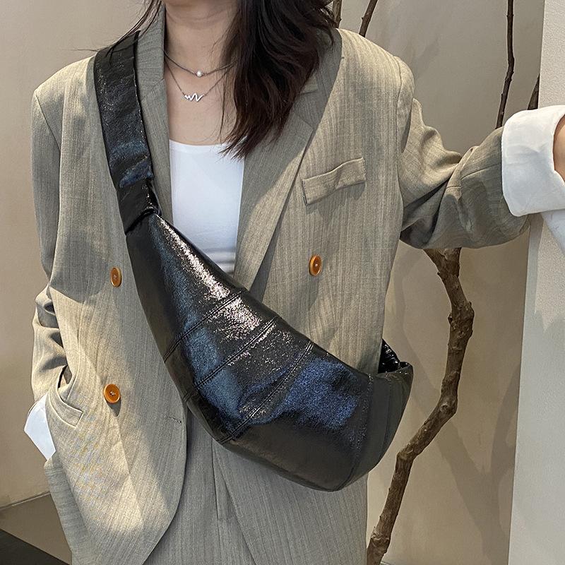 

Сумка-рогалик из круассана из натуральной кожи, одноплечевая, через плечо, ленивая и уютная сумка-пельмень One Size бордовый