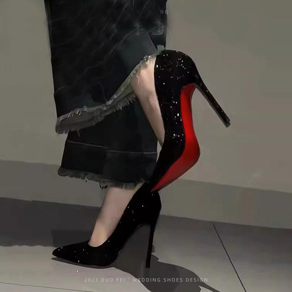 Neue schwarze Dameneinzelpumps mit roter Sohle für 2024, koreanische Version mit leichtem Ausschnitt und Stiletto-High Heels, langes Stehen ist nicht ermüdend, Arbeitsschu