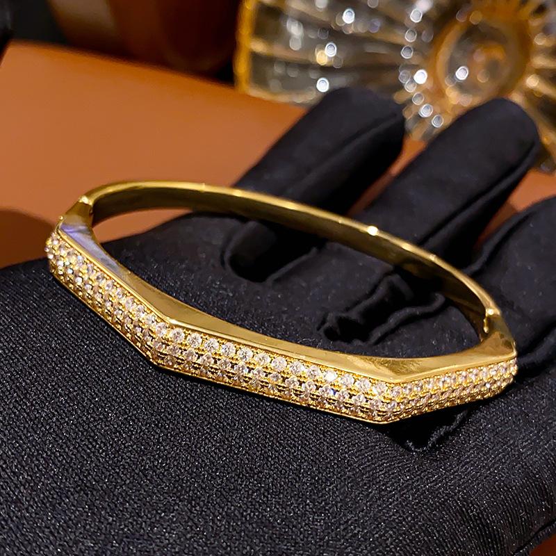 Geometric Faceted Buckle Bracelet, Elegant European and American Fashion and High-end Jewelry for Women