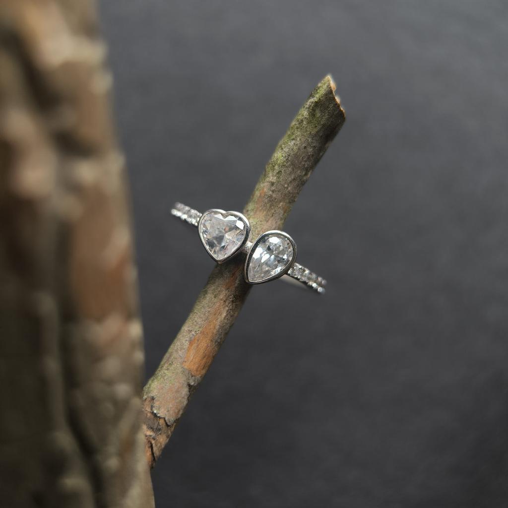Серебряное кольцо с фианитами, вес изделия 1,38 гр (2209645)