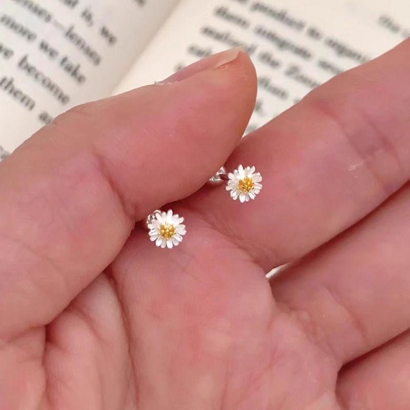 

Серьги-пусеты Маленькая ромашка из серебра 925 пробы, свежие и милые серьги-цветы, уход за ушами, для сна снимать не нужно, закручивающиеся серьги Daisy screw stud earrings 925 silver needle