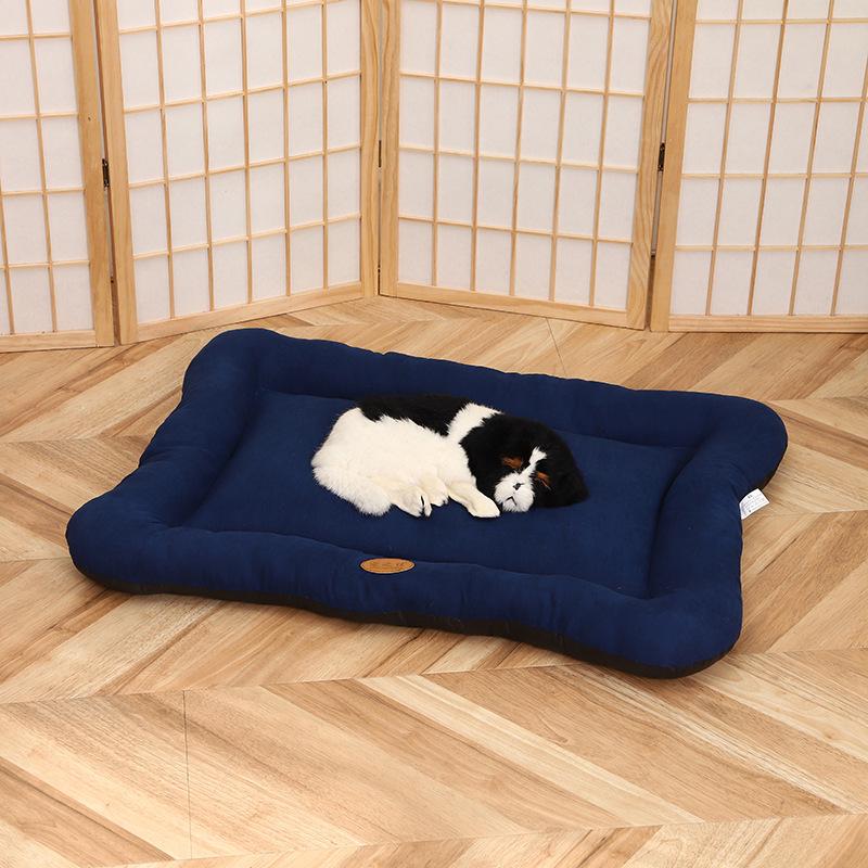 Plush Pet Mat: Washable, Bite & Scratch Resistant for Cats & Dogs, Suitable for All Seasons