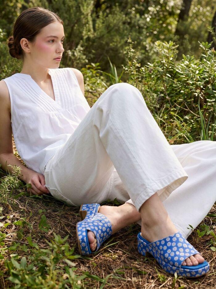 In The Balcony 26 Juicyjewel - Blue Daisy