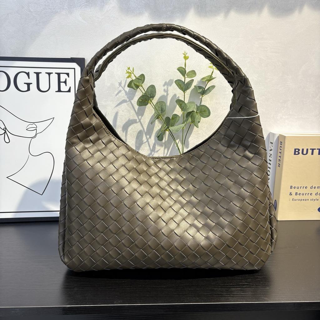 Cross-border bag women's large-capacity 2026 new trendy fashion woven portable bucket bag versatile commuter tote bag