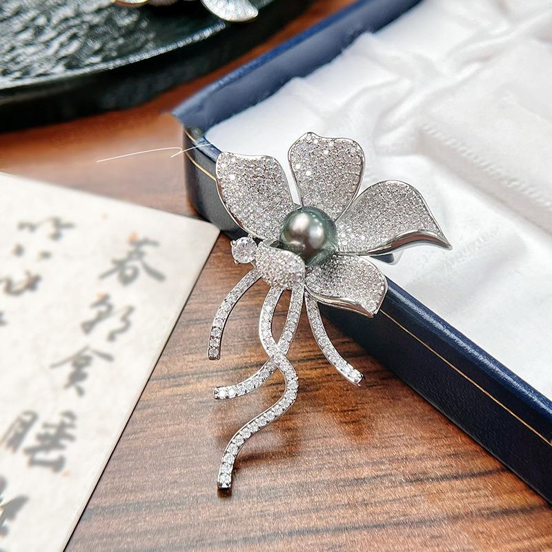 Exquisite Luxury Copper Gold-Plated Zircon Pearl Flower Brooch for Women.
