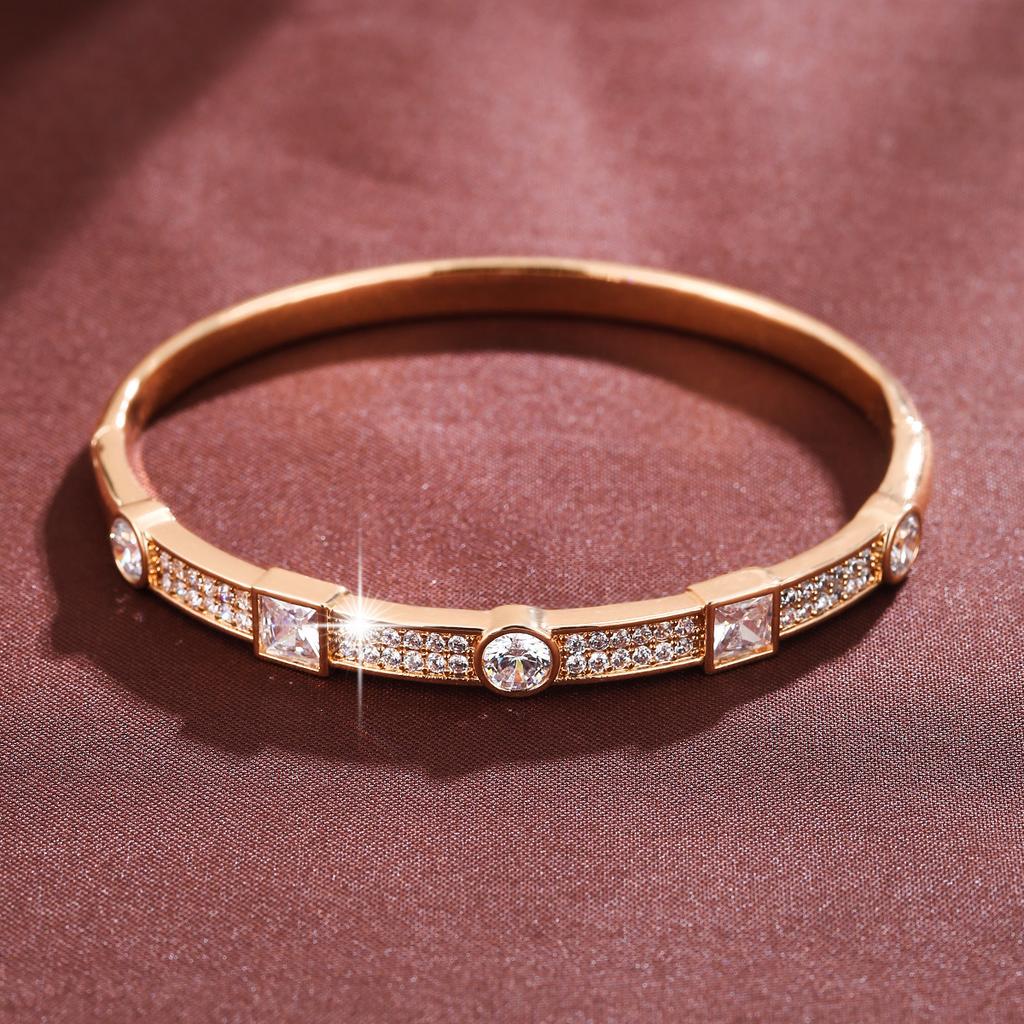 New Micro-embellished Light Luxury, High-end, Fashionable and Stylish Bracelet for Women