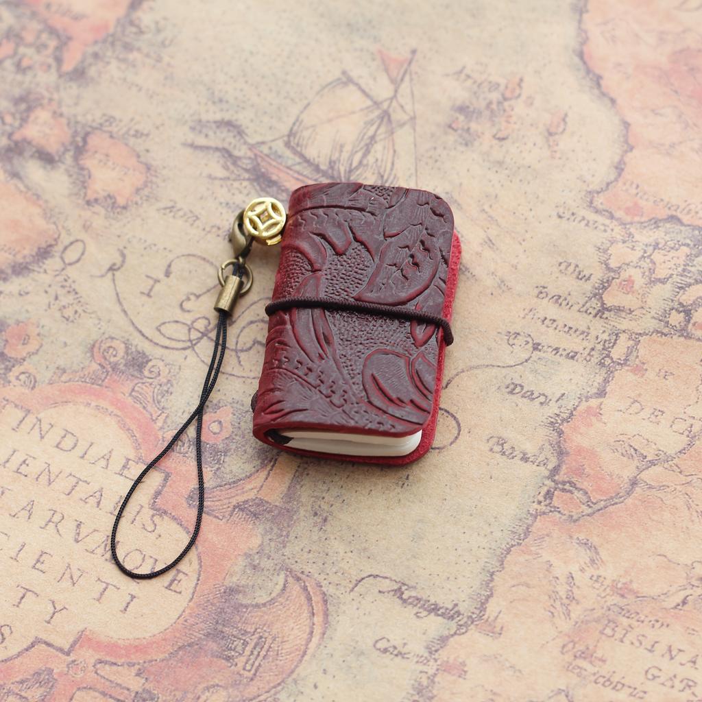 Ein Mini-Notizbuch aus echtem Leder mit einem Vintage-Einband, perfekt für Reisende, mit 64 Seiten