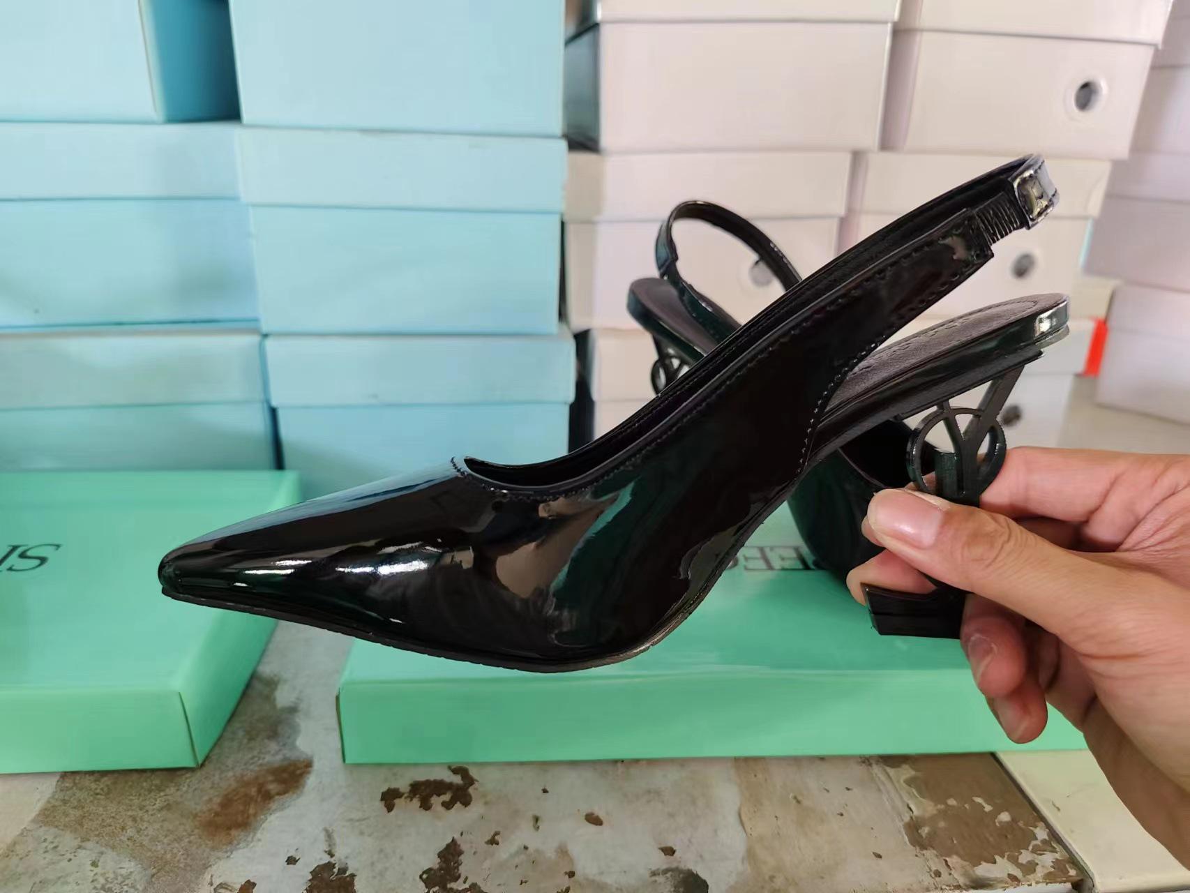 

Женские туфли весна/осень 2025 года из черной лакированной кожи с острым носком и металлическим каблуком 39 чёрный