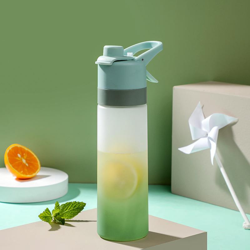 

Large Capacity Outdoor Sports Water Bottle 650ml With Brush Vaporizing Spray Jugs Portable Leakproof Fitness Hiking Cup зелений