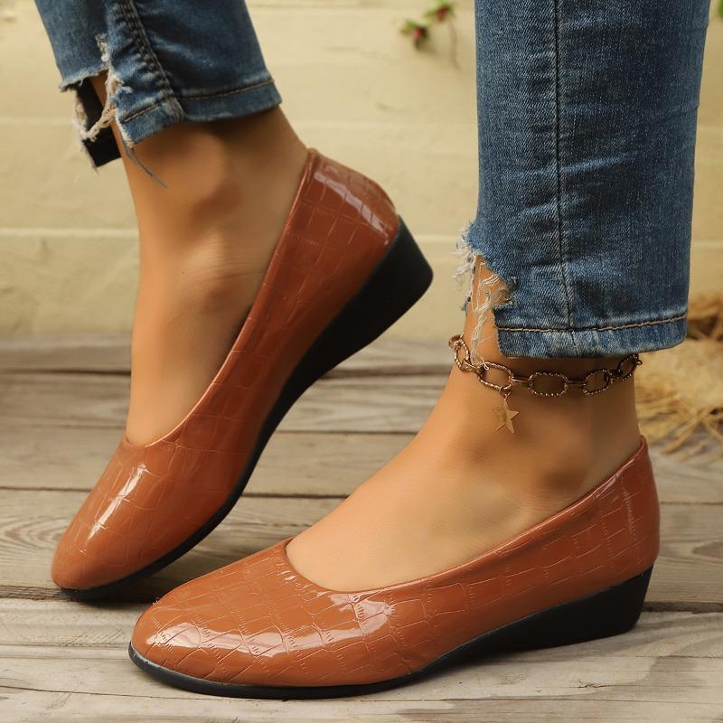 Scarpe basse casual grandi con suola morbida a punta per donna che indossa scarpe singole a bocca leggera