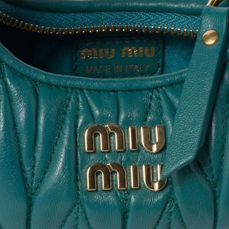 MIU MIU Wander Serie Matelassé Metall Buchstaben Logo Reißverschluss Abnehmbarer Verstellbarer Schultergurt Leder Hobo Tasche Mini 5NR019-2FPP-F0K41