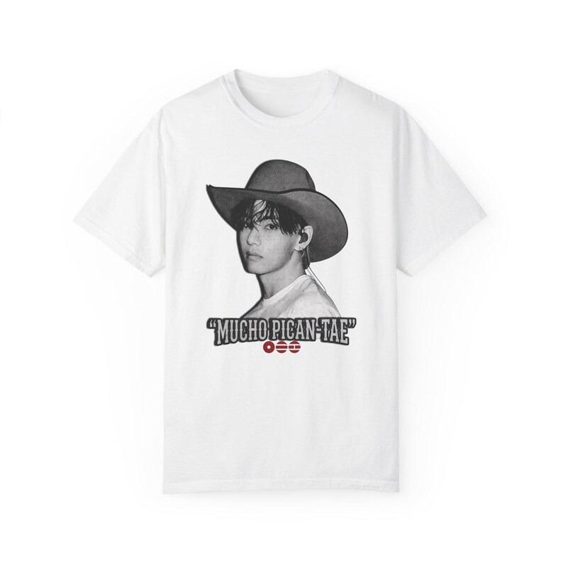 Modna koszulka na lato 2026 Mężczyźni Kobiety Vintage Top V Kim Taehyung Mucho Picante Tee, Merch z Koncertu BTS ARMY