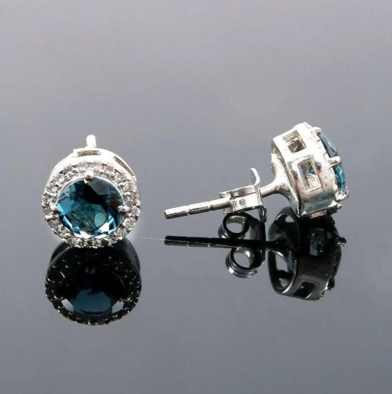 Silberne Ohrstecker mit blauem Topas – Ohrstecker mit London Blue Topas – Ohrringe für die Schwester – Geburtssteingeschenk für November/Dezember – Ohrringe für Künstler