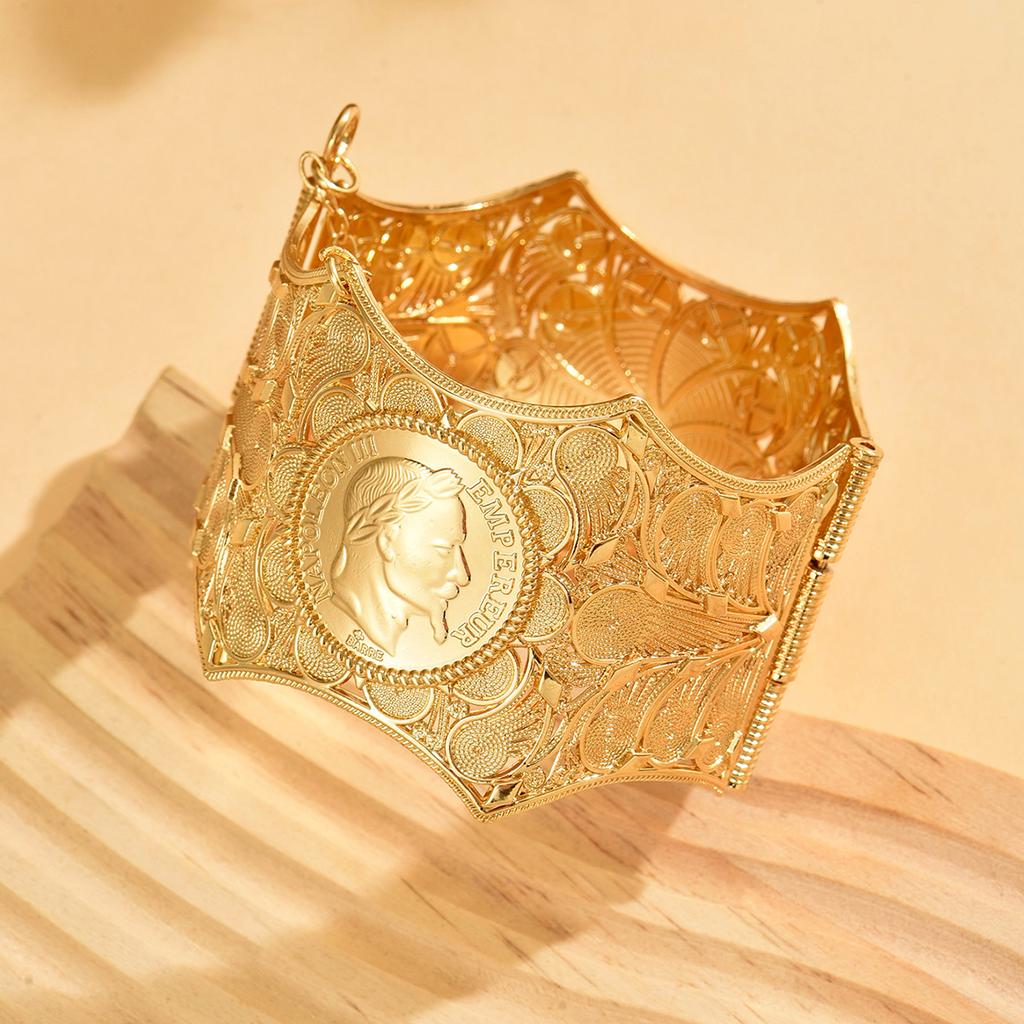 Bracelet de mariée algérienne Bijoux avec motif de pièce de monnaie graphique Napoléon Finement sculpté, Un accessoire de poignet pour robe de mariée corsage