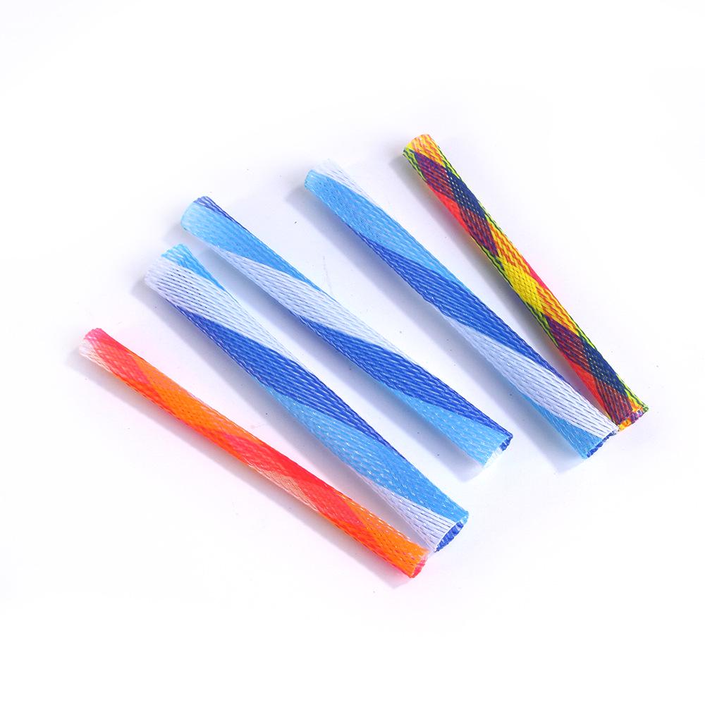 Neue länderübergreifende Comic-Produkte: Tierbedarf, Katzenspielzeug, Krallenknirschspielzeug, elastisches Teleskopspielzeug und bunte Federröhren.