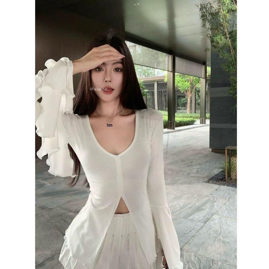 American Retro V-neck Flare Sleeve Spicy Girl T-shirt - Women's Autumn Slimming Black Long Sleeve Top.