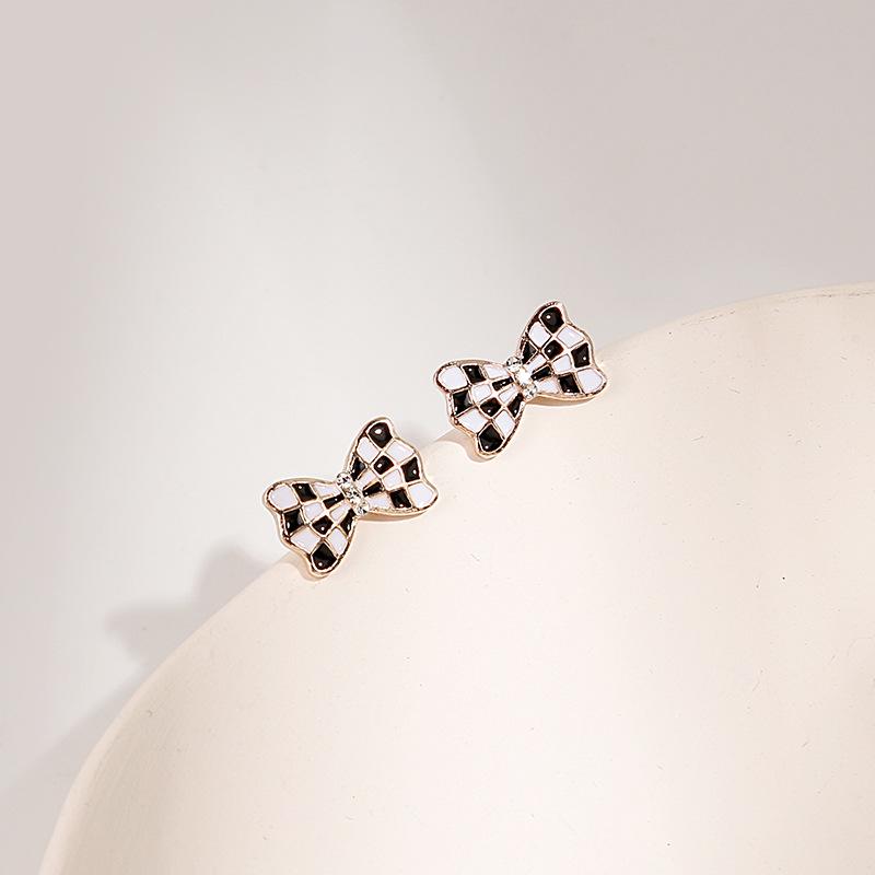 

Черно-белые клетчатые серьги с ретро-бантом и геометрическим дизайном