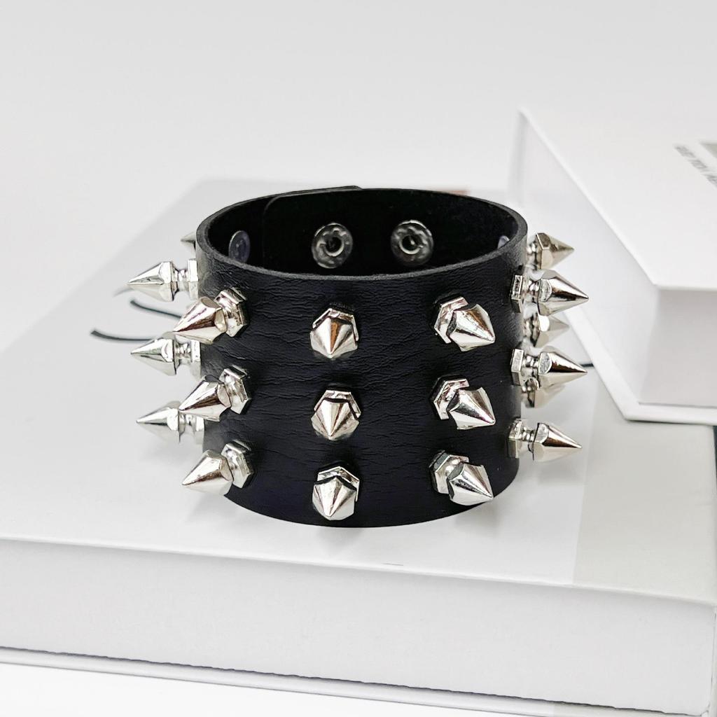 European and American Punk Rivet Bracelet: Unisex Leather Wristband for Couples
