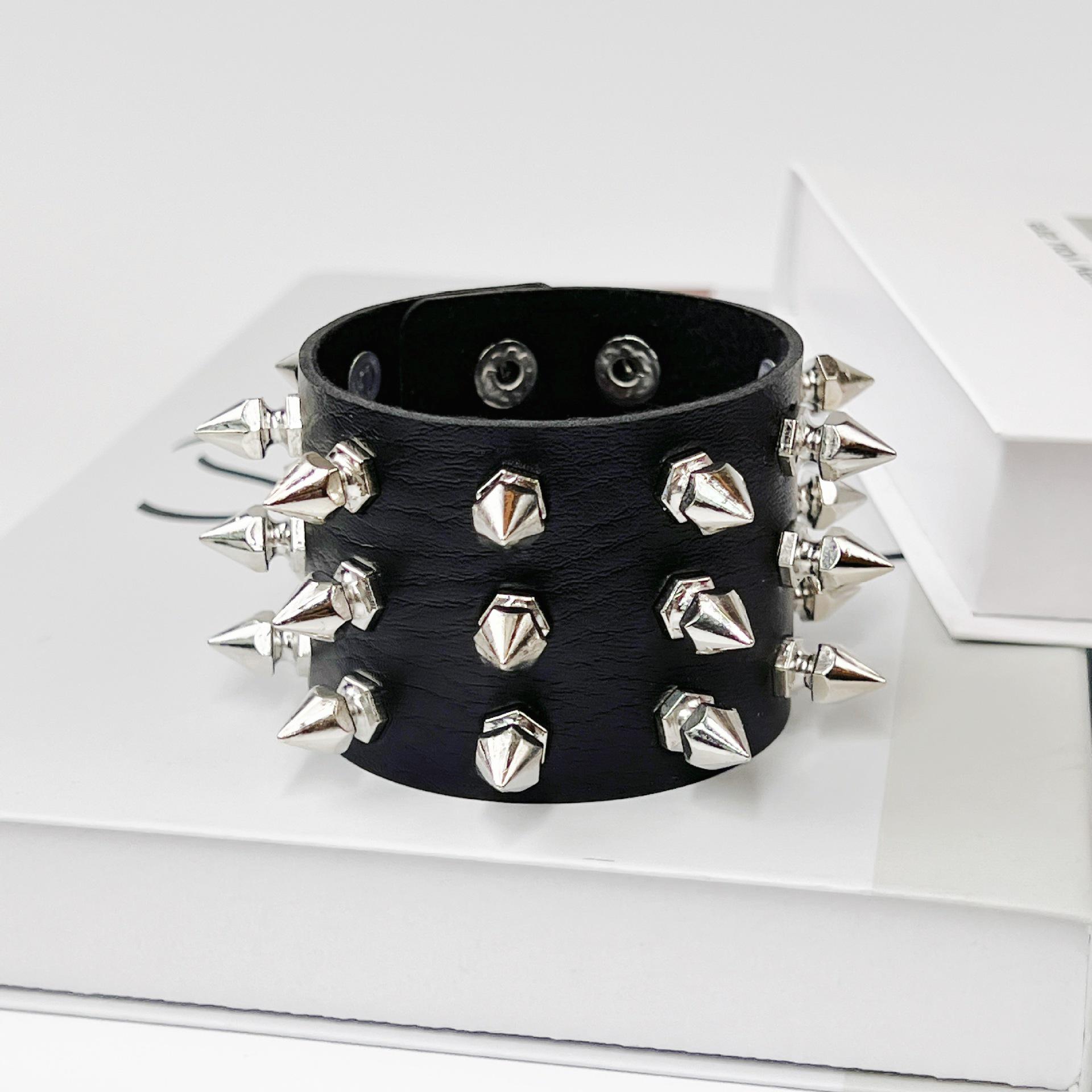 European American Gothic Skull Punk Bracelet: Rock Style for Y2K Nightclub Motorcycle Accessories черной заклепки