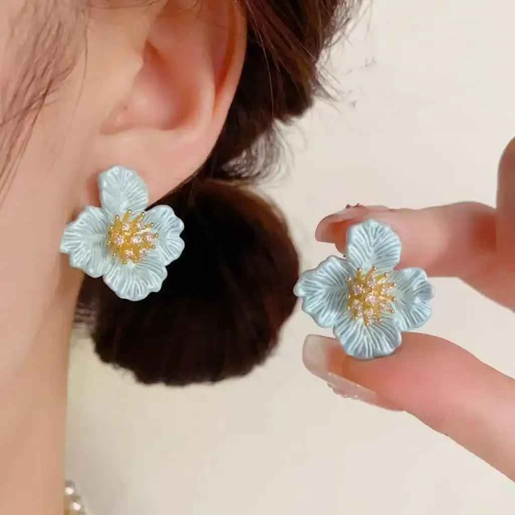 French gentle zircon flower light luxury and fashionable style earrings, Zinc Alloy needle, elegant and high-end for women