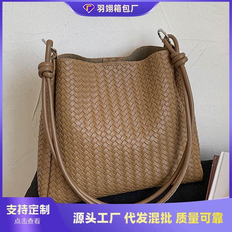 Retro woven bag women's large-capacity new autumn and winter versatile single shoulder mother and child bag popular bucket bag