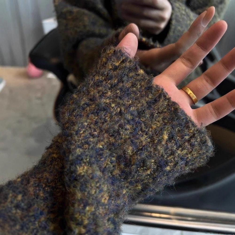 Niche Moss Green Knit V-neck Sweater - Autumn/Winter Loose Fit, Granular Texture.