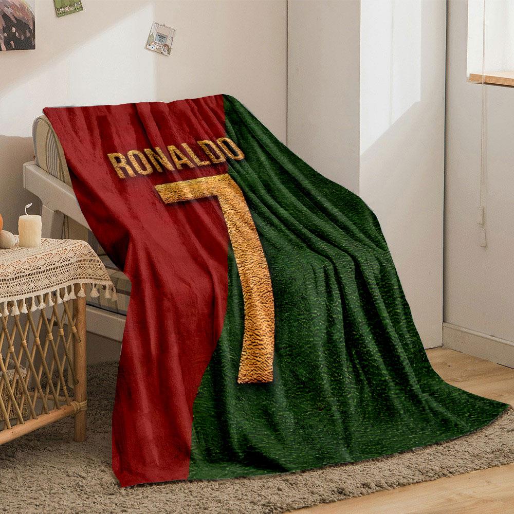 Texturierter "Ronaldo 7" auf einem diagonal geteilten roten und grünen Hintergrund. Decke für alle Jahreszeiten Mittagspause Überwurf Geschenk
